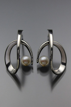 Earring 112 w/White Pearl